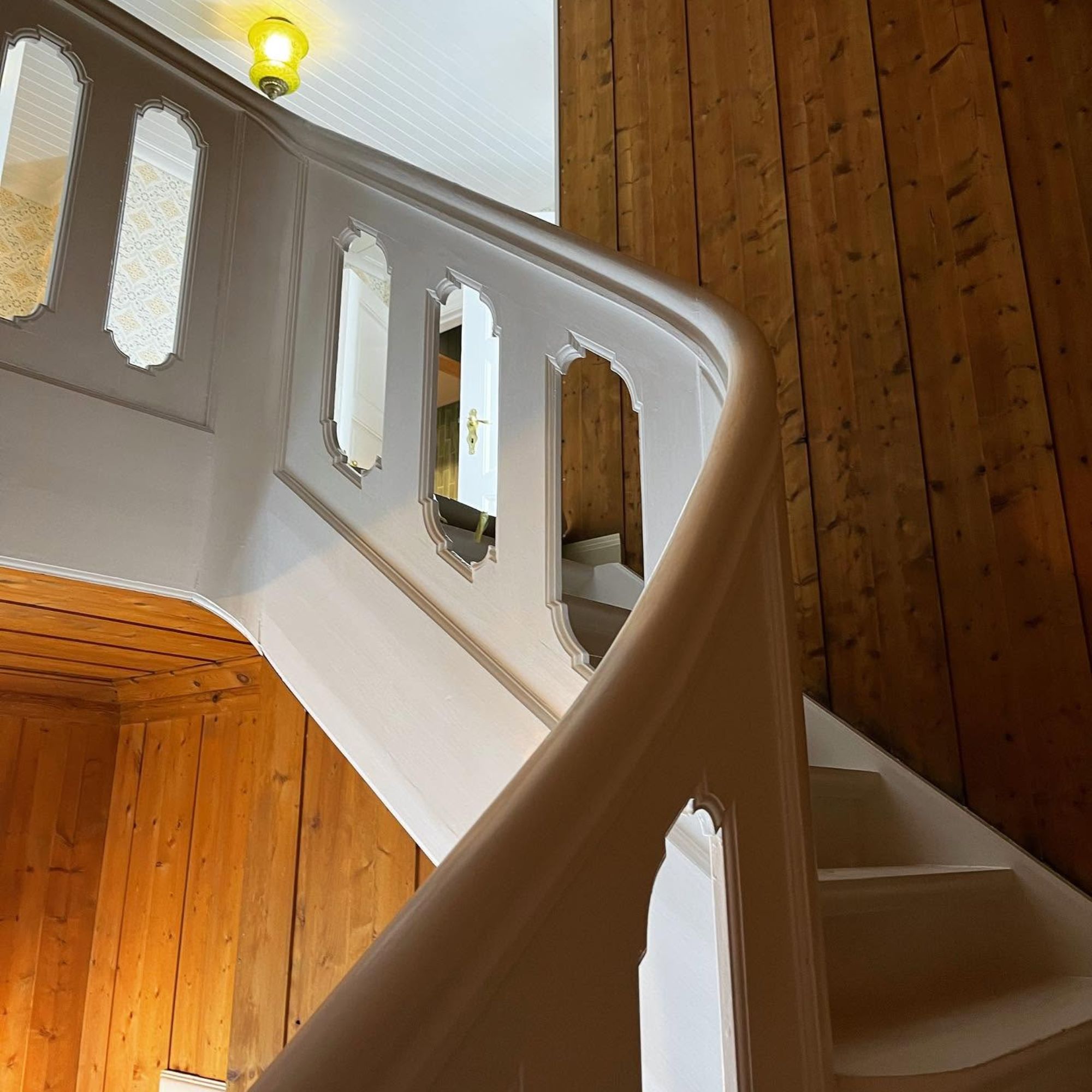 Detaljbilde av malerarbeid i trapp